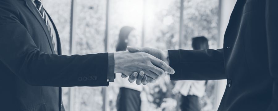 Aperto de mãos entre consultor e cliente
